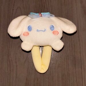 Jumbo cinnamon roll, plush hair clip